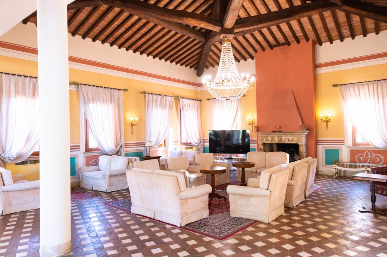Отель Il Piccolo Castello Монтериджиони Экстерьер фото